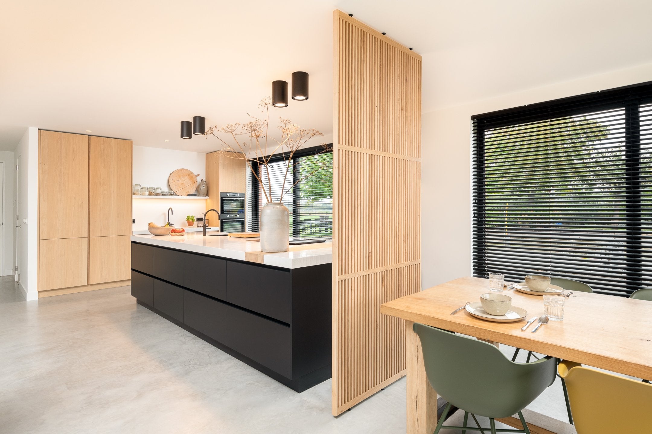 Roomdivider op maat plafondhoog Original eiken als ruimte scheiding