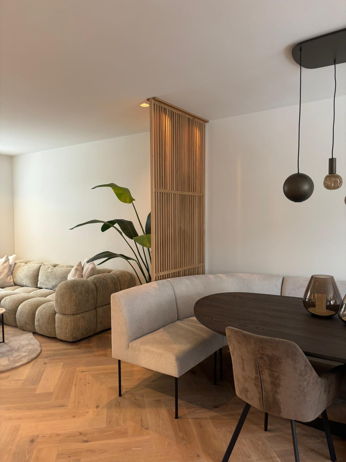 roomdivider-tussen-woonkamer-en-eetkamer-massief-eiken-nieuwbouw.jpeg
