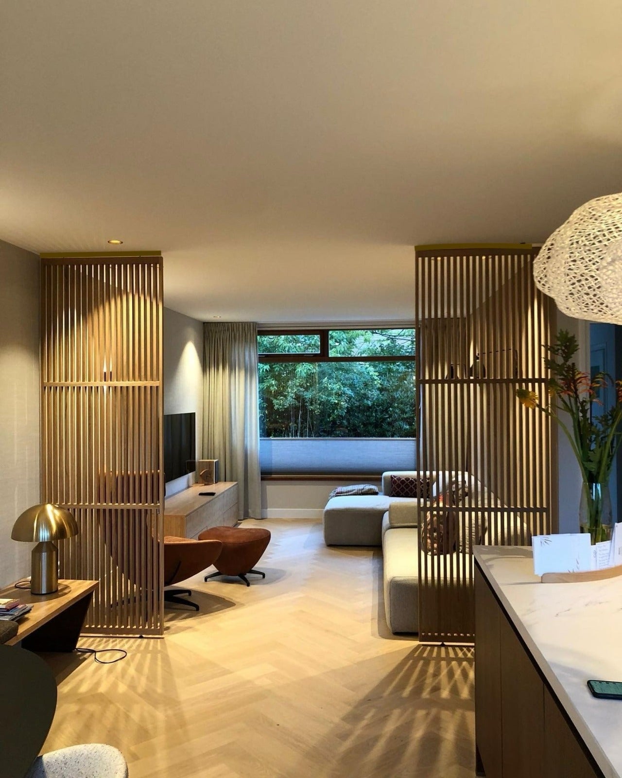 Massief eiken roomdividers als scheiding in een open woonkamer met meerdere zones