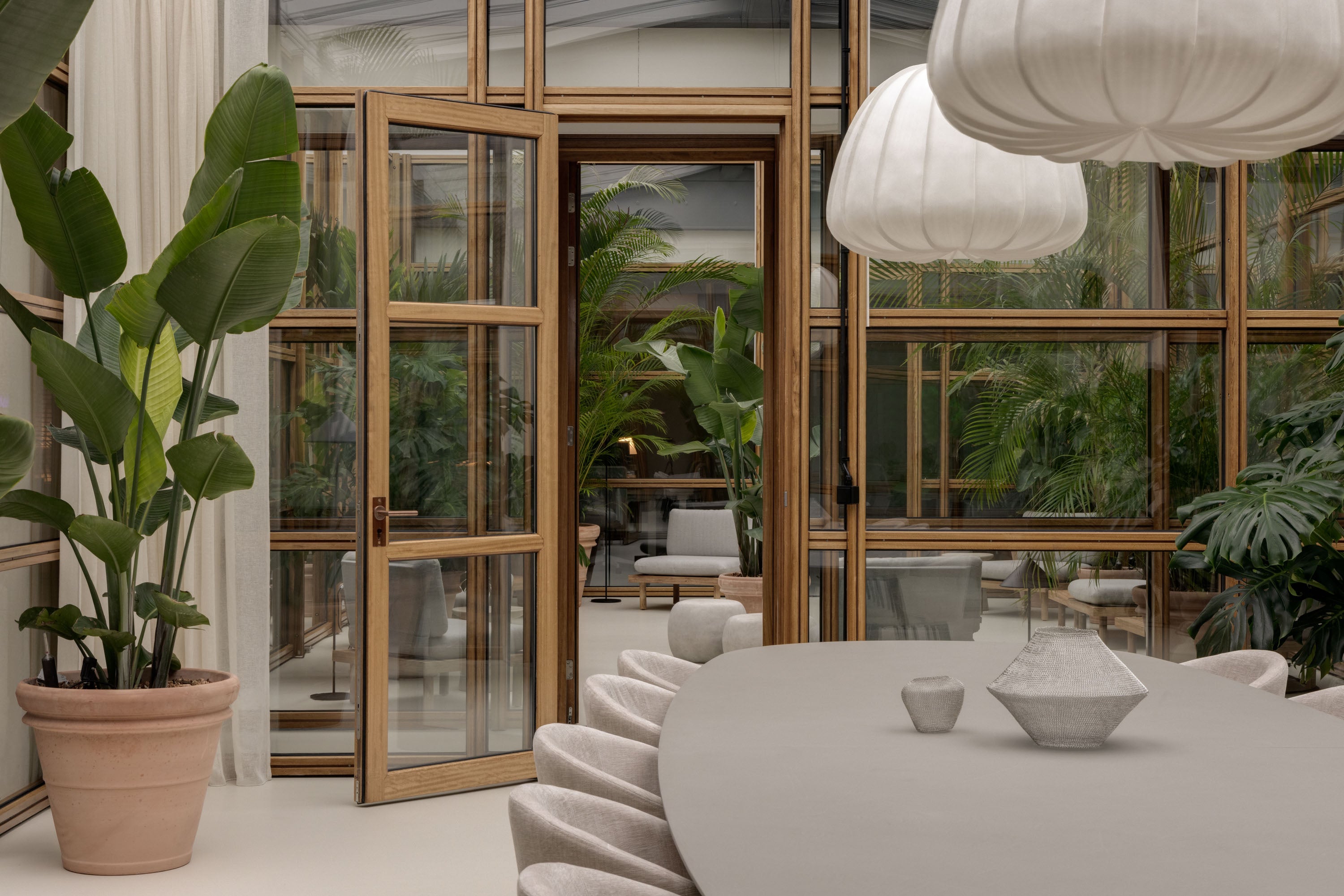 XXL houten scheidingswand in kantoor met 4 draaideuren en aparte deur. Uniek design en technische oplossingen voor een high-end project.