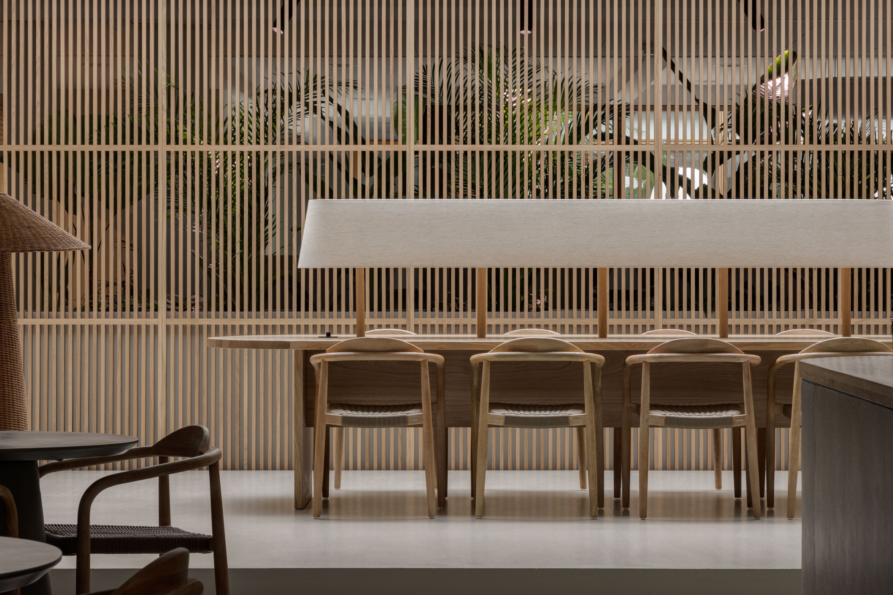 XXL houten scheidingswand in kantoor met 4 draaideuren en aparte deur. Uniek design en technische oplossingen voor een high-end project.