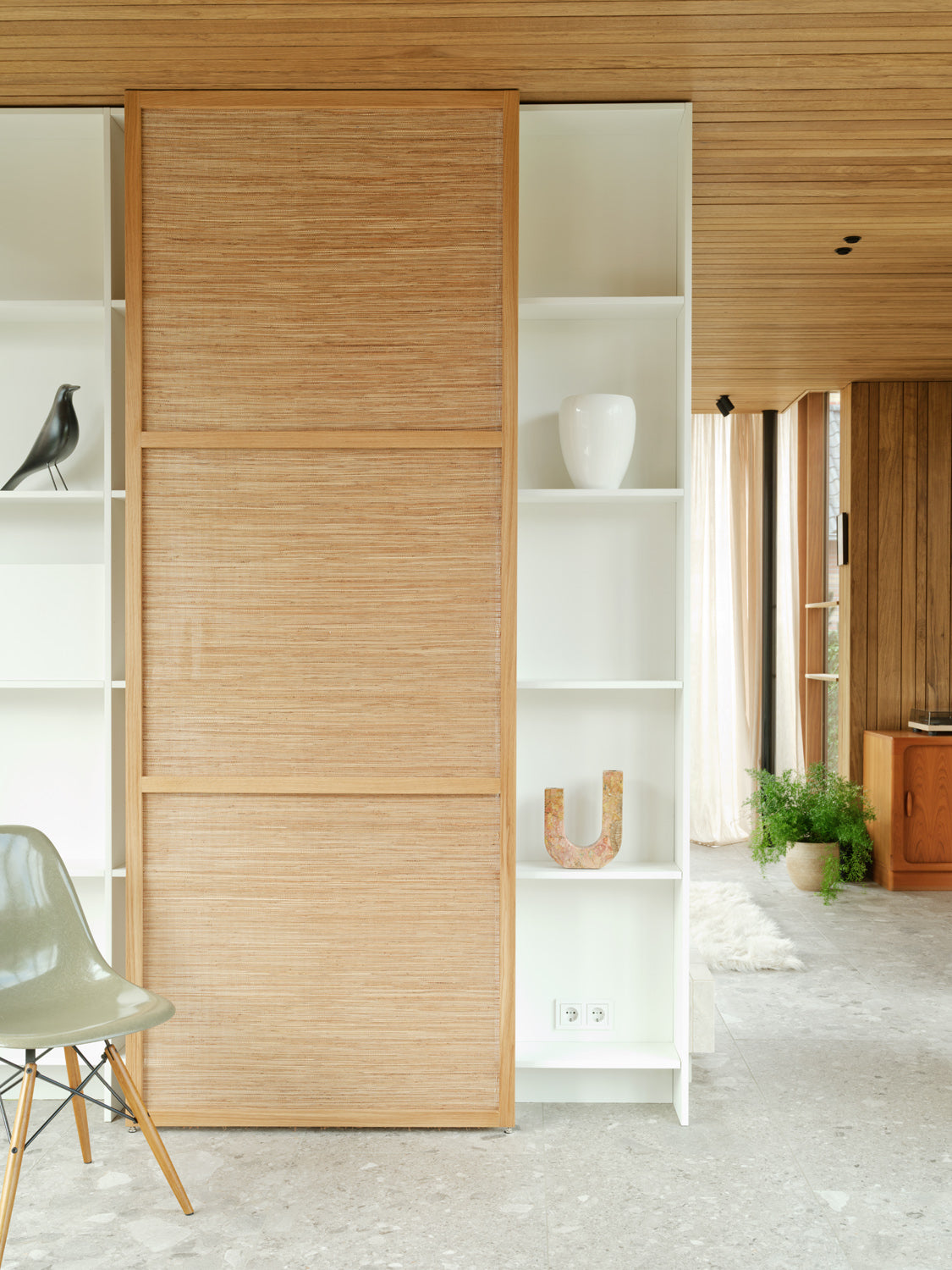 Houten roomdivider op maat ingezet als rustgevende en akoestische afscheiding voor een thuiswerkplek
