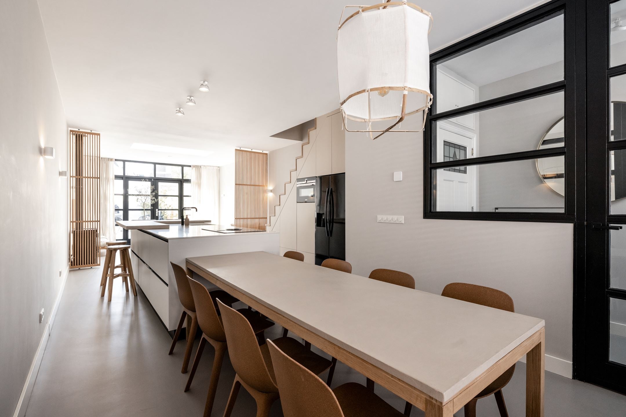 massief eiken roomdivider in open woonkamer met trap en zithoek