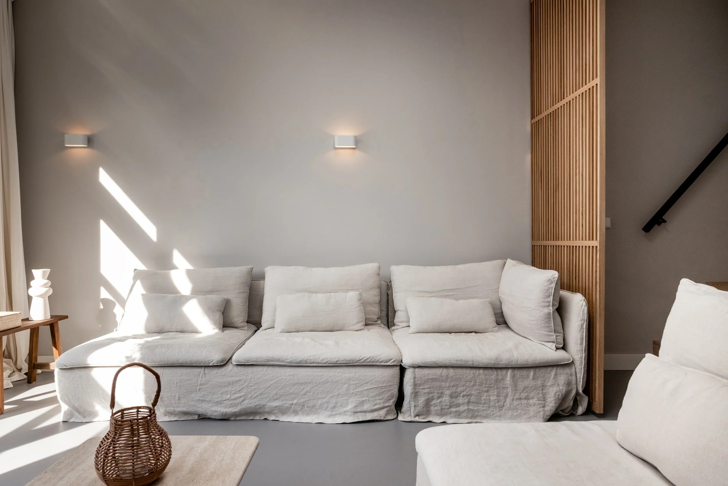 Roomdivider naast of achter bank open woonkamer