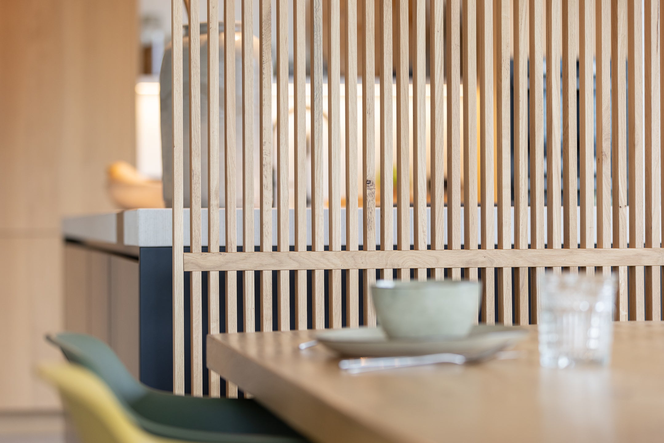 Open keuken scheiden van woonkamer met een massief eiken roomdivider