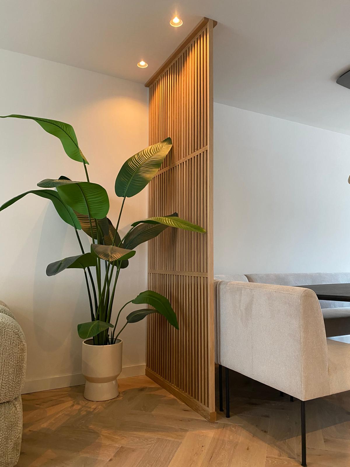 Nieuwbouwwoning-roomdivider-lange-woonkamer-naast-bank.jpeg