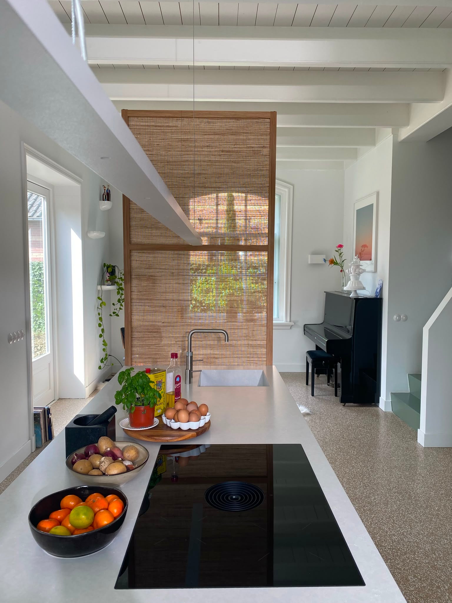 Op maat gemaakte Noble weave roomdivider voor in de keuken. 