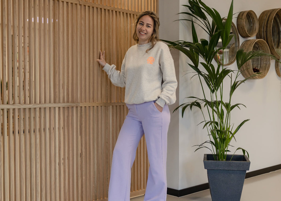 XL houten scheidingswand in een kantoor zorgt voor een elegante verdeling van werkruimtes, biedt privacy en behoudt een open, lichte sfeer in de ruimte.