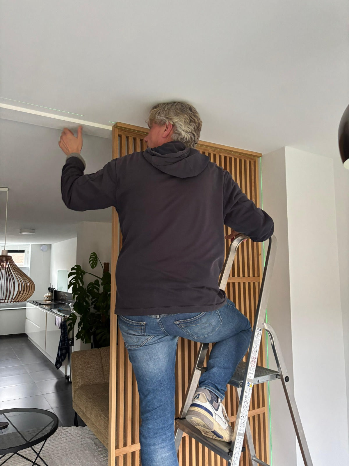 Houten roomdivider zonder boren bevestigen tegen plafond