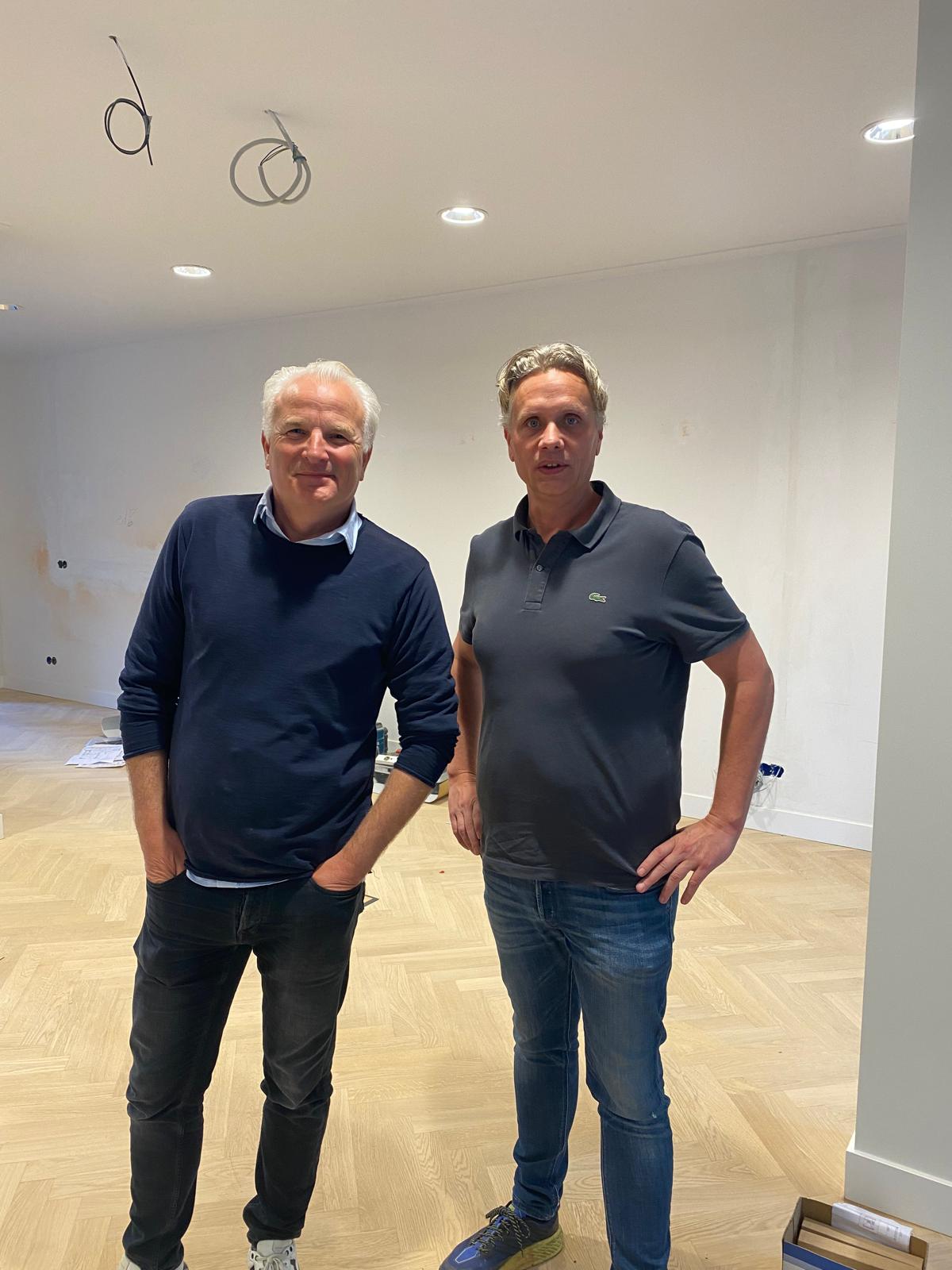Installateurs bij project met houten roomdivider in woning