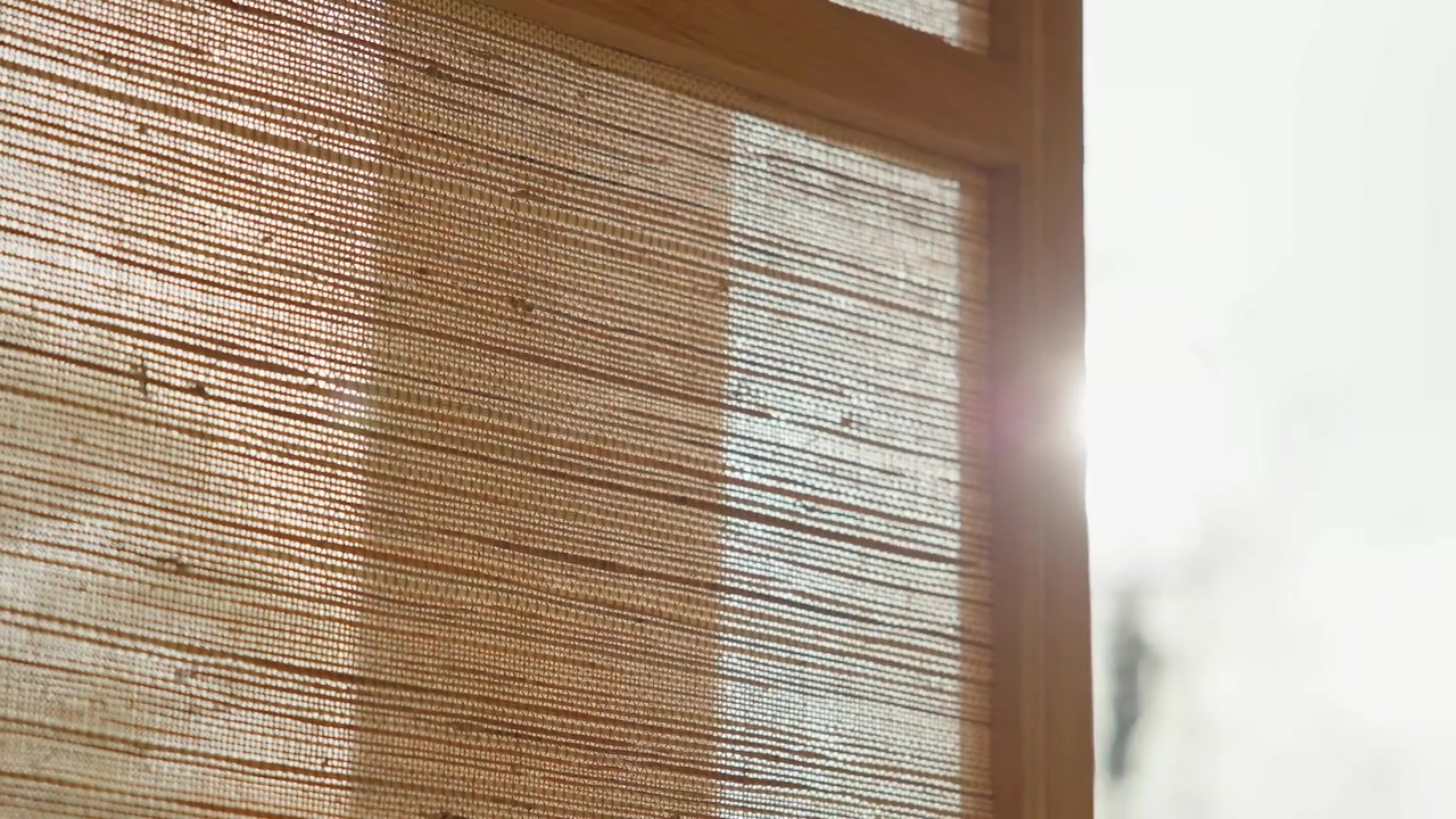 Zijaanzicht van de luxe houten designwand Noble Weave die de dikte van het eikenhout toont