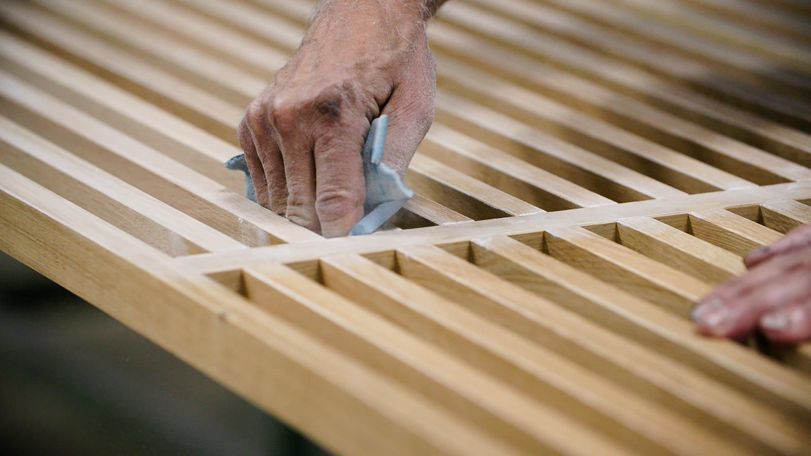 Afwerking van een massief eiken roomdivider in de werkplaats