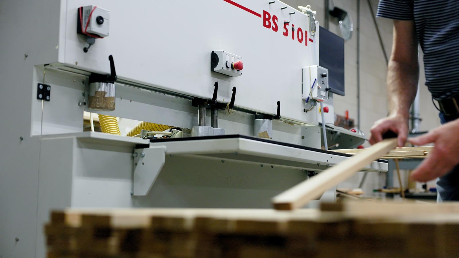 Productie van massief eiken latten voor een houten roomdivider op maat