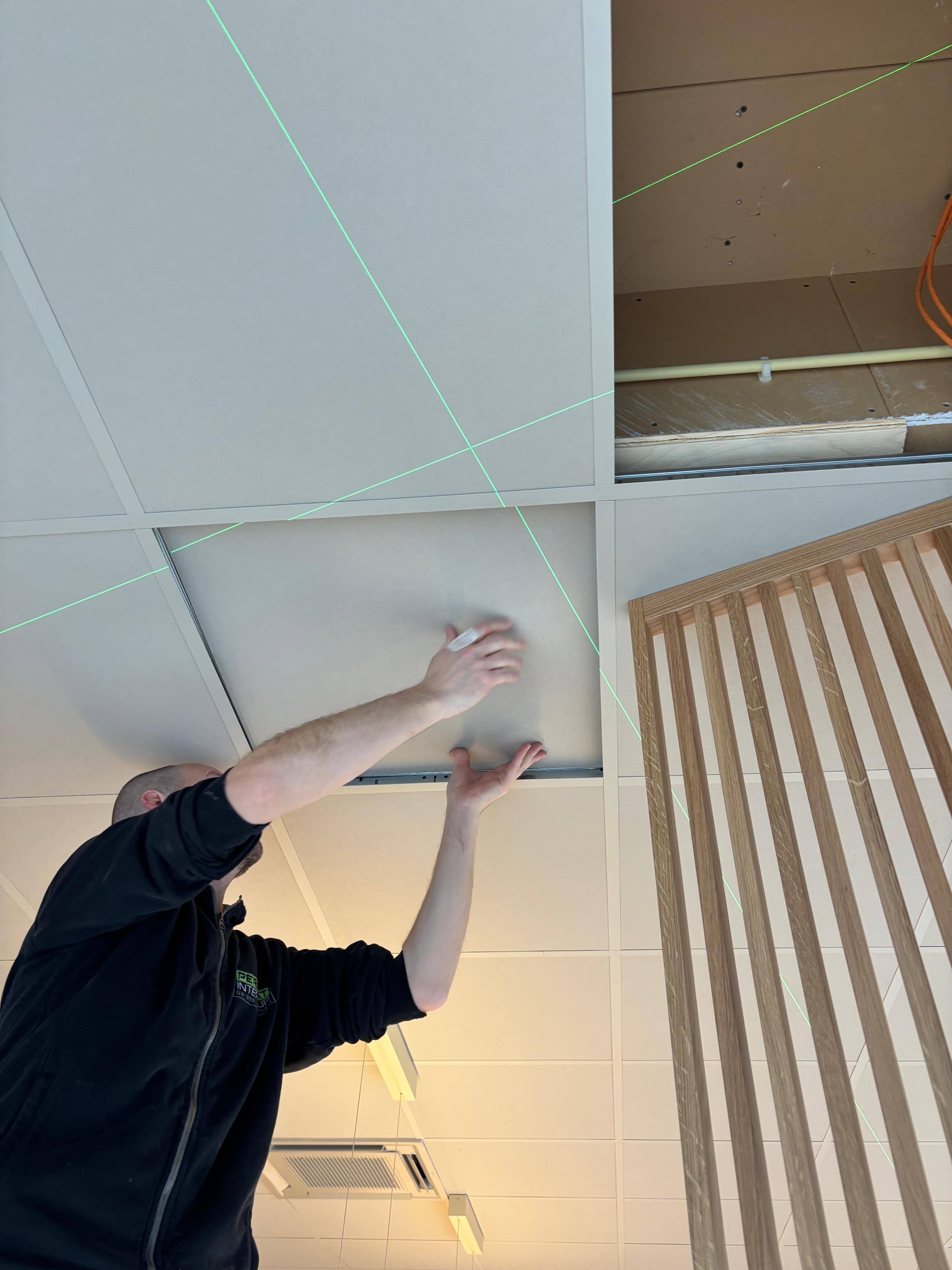 Installatie van massief eiken roomdividers in kantoorinterieur door Houten Roomdivider.