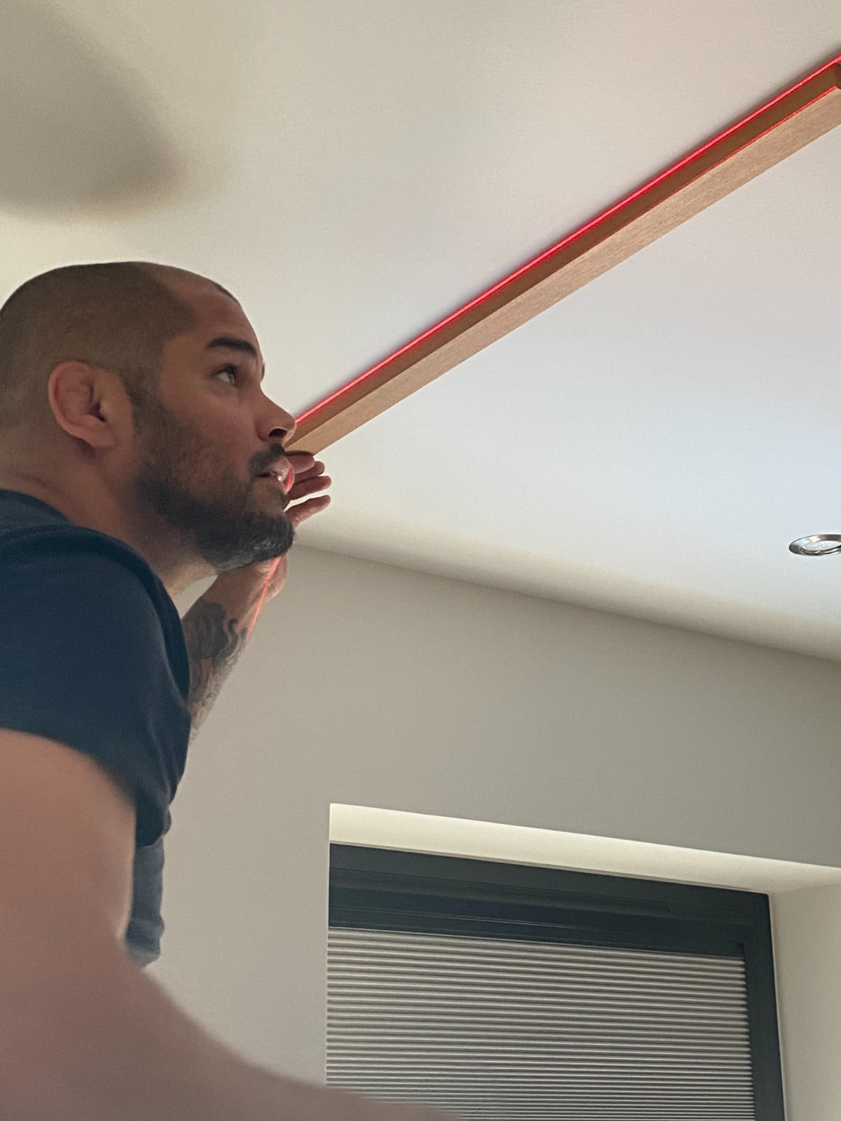 Montagelat voor roomdivider tegen plafond uitlijnen met laser