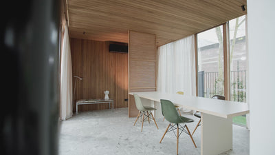Sfeervolle video-impressie van de exclusieve Noble Weave roomdivider van massief eikenhout in een modern interieur