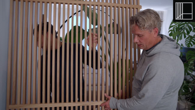 Houten roomdivider plaatsen tussen vloer en plafond met stelvoetjes zonder te boren.