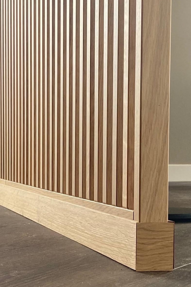 Strakke afwerking van houten roomdivider met massief eiken plint