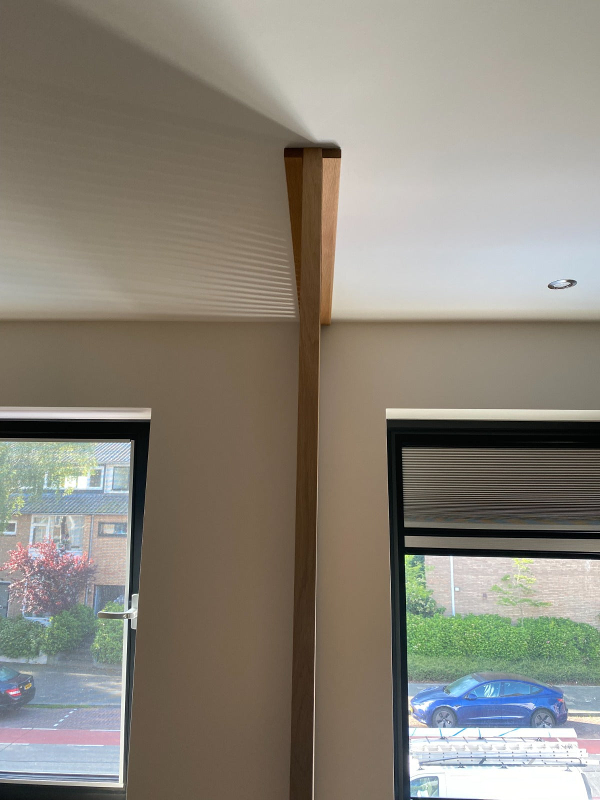 Montagelat bevestigd tegen het plafond voor montage van een houten roomdivider