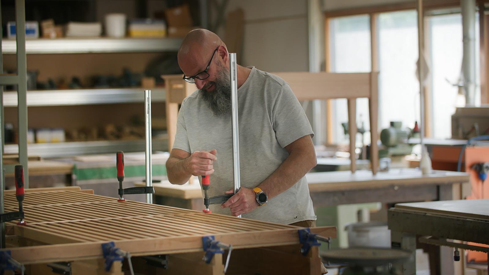 Assemblage van een houten roomdivider op maat in de werkplaats