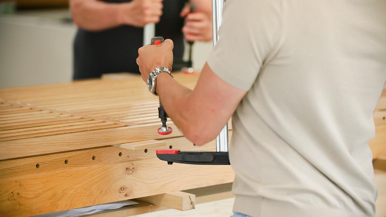 Constructie van een houten roomdivider met deuvelverbindingen