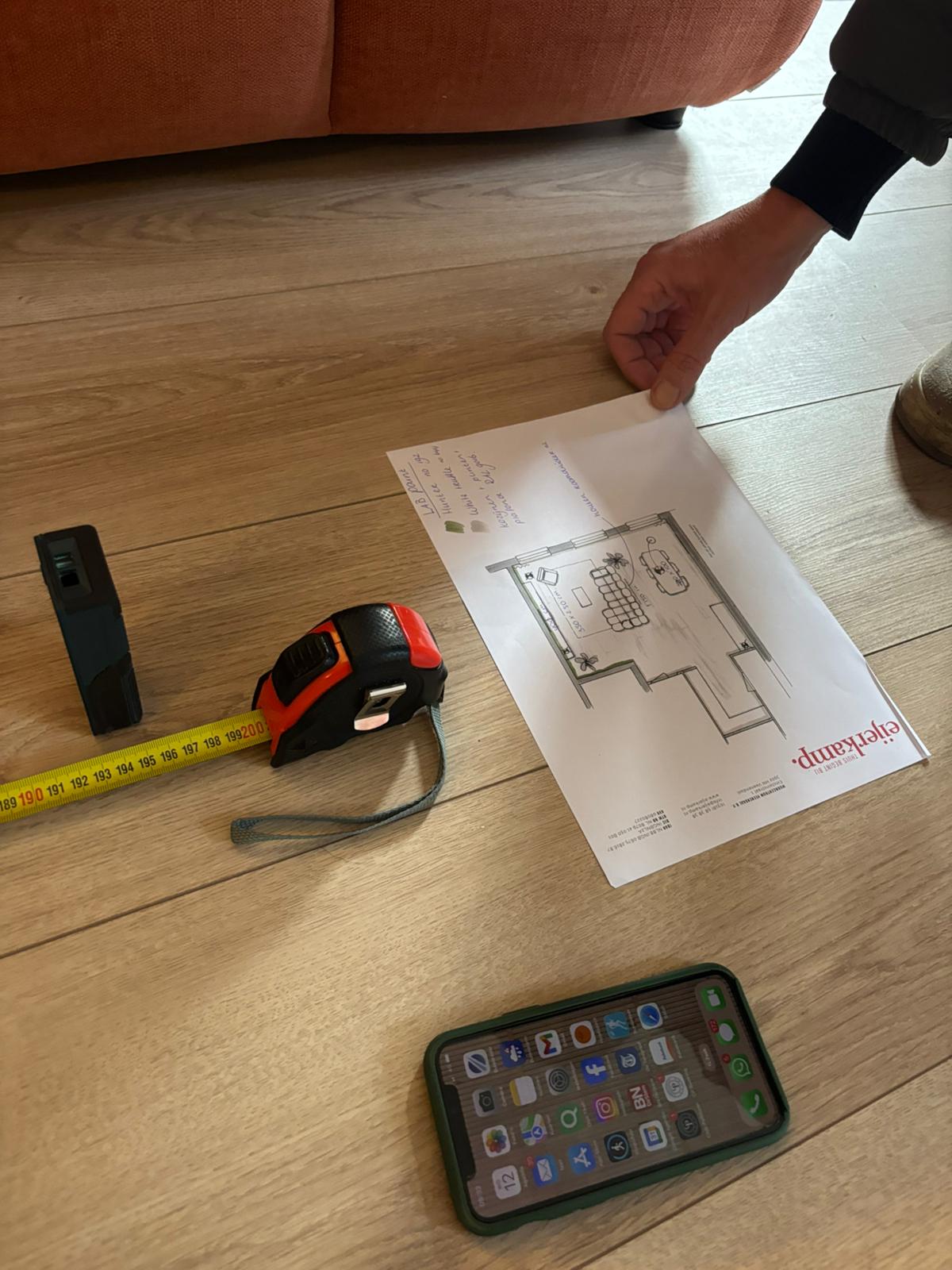 Maatvoering bepalen voor een houten roomdivider op maat