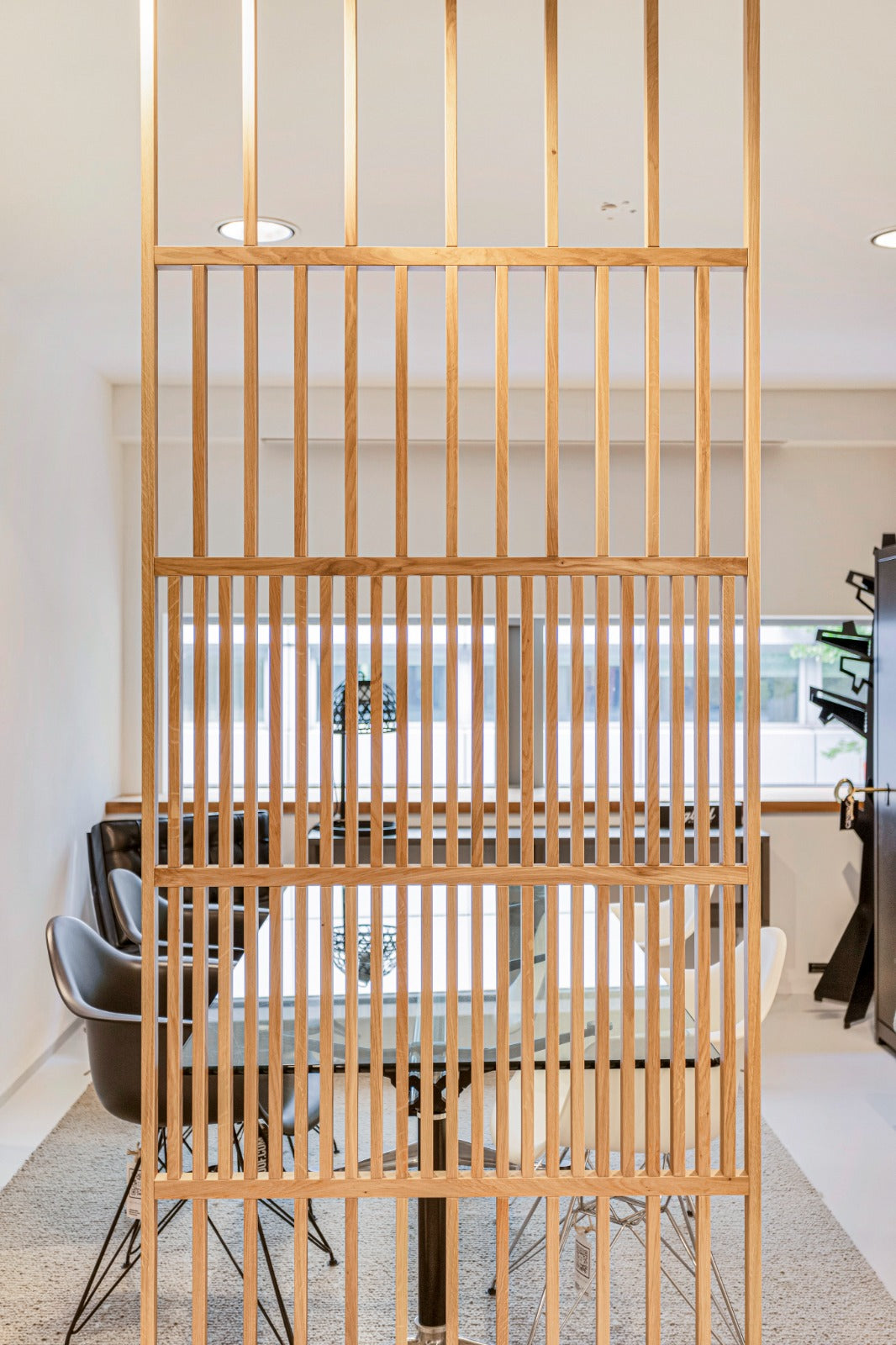 Doorkijk met Frame Flow roomdivider op maat plafondhoog eiken blank