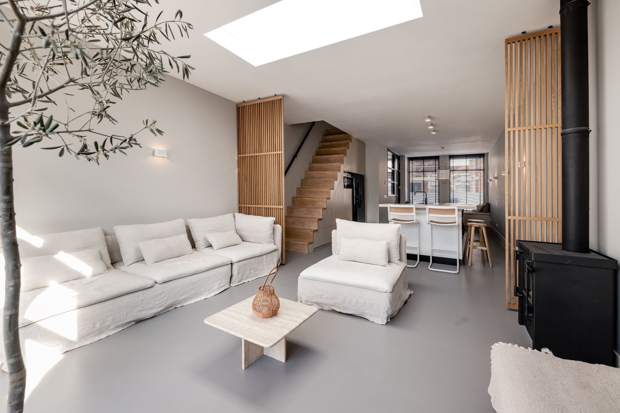 Volledig geplaatste Original roomdivider op maat plafondhoog eiken