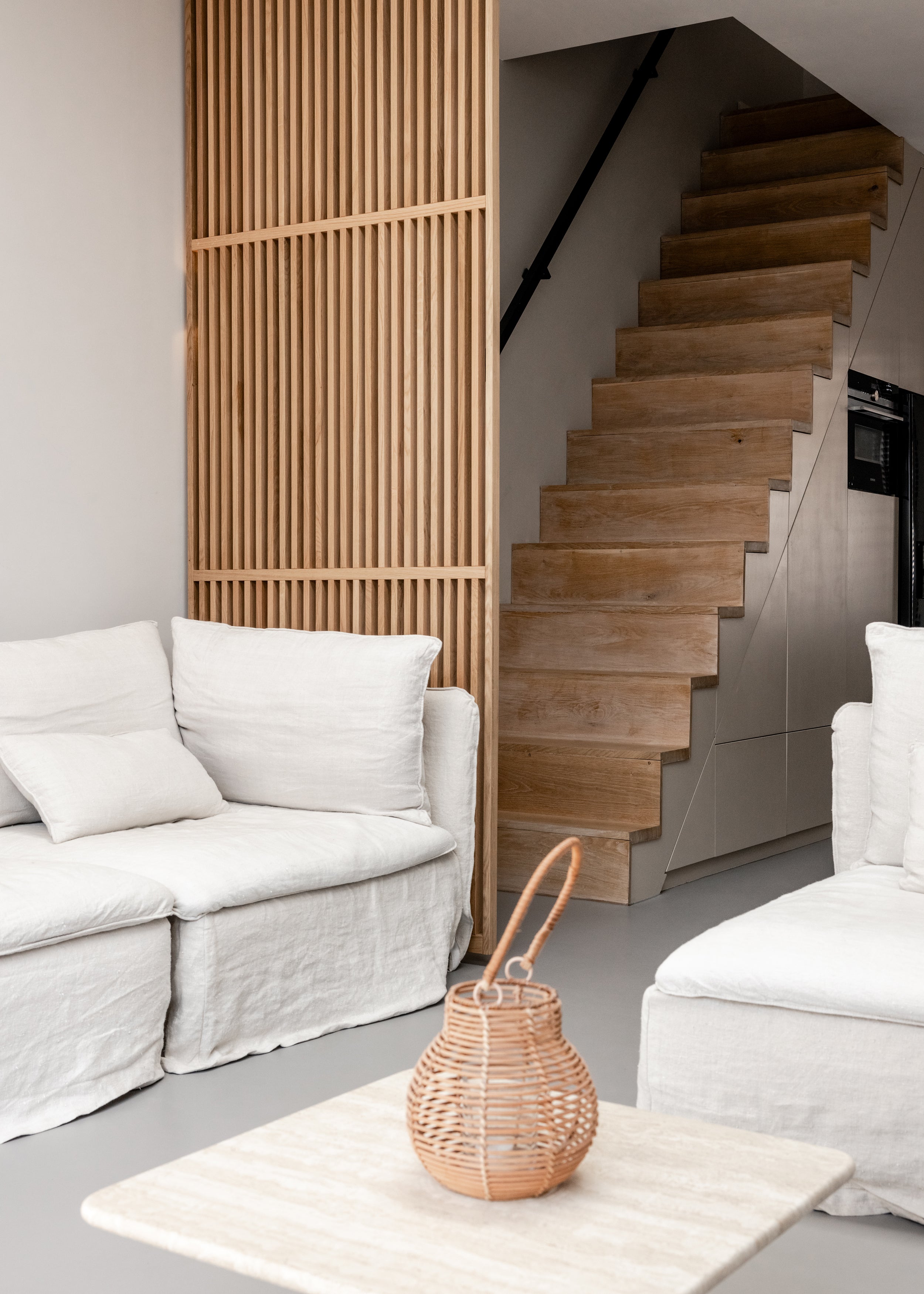 massief eiken roomdivider naast houtkachel in woonkamer