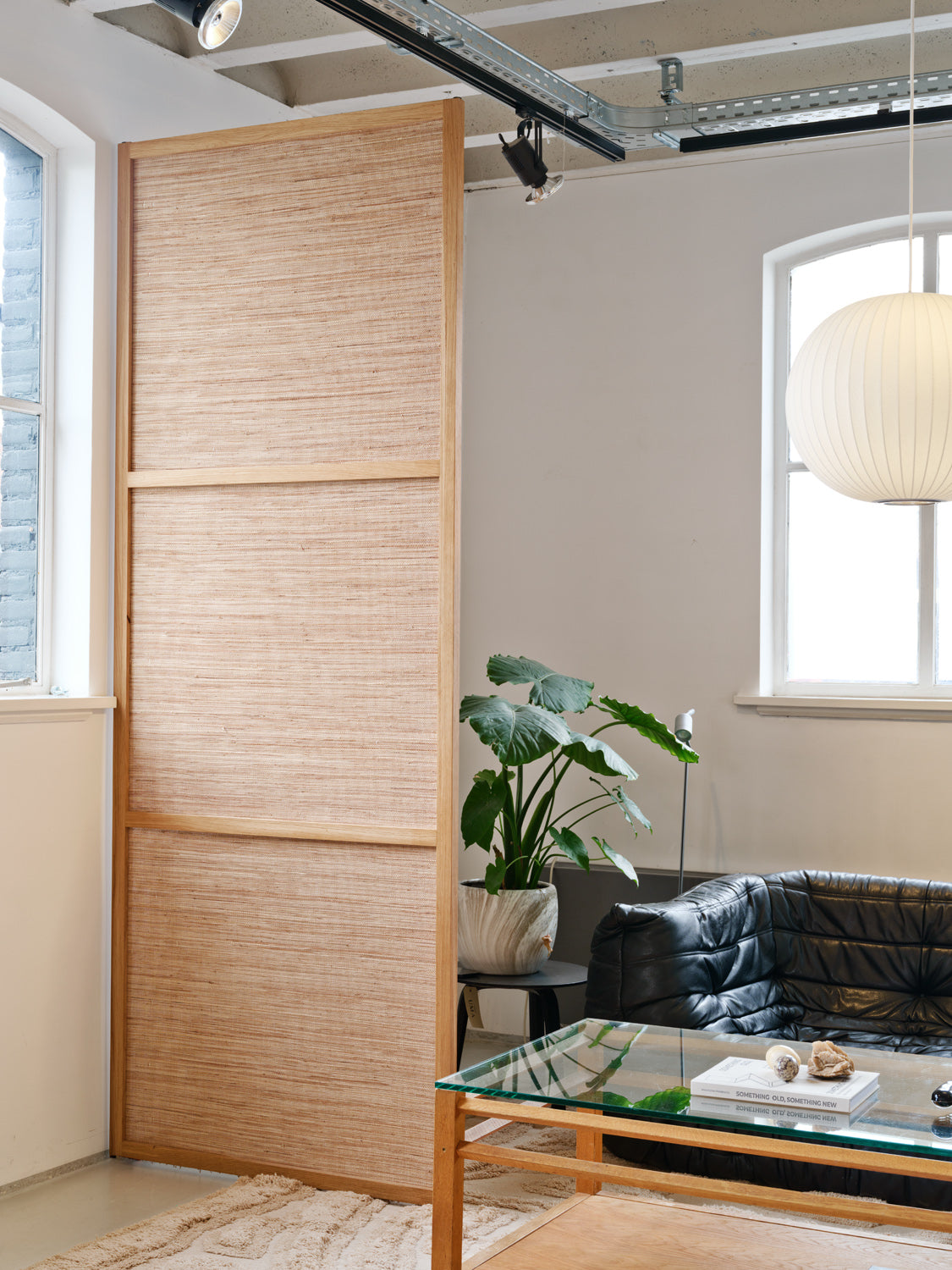 Als schuifbare wand gemonteerde houten roomdivider van puur natuurlijke materialen